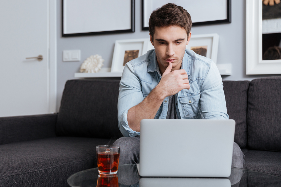 Mann mit Laptop