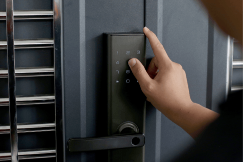  Eine Hand öffnet eine Tür mit einem Smart Lock