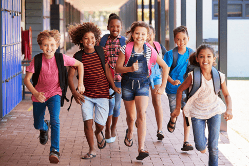 Rennende Schulkinder