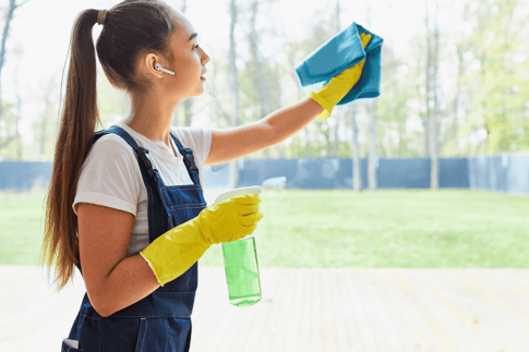 Eine Dame reinigt eine Ferienwohnung