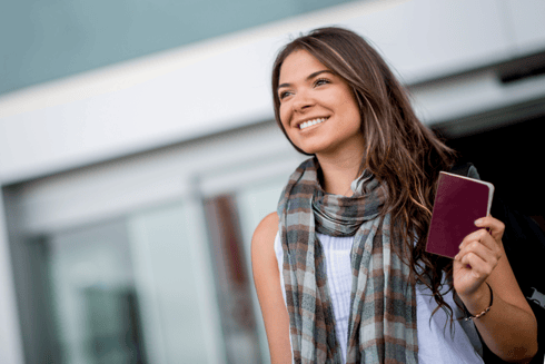 Eine junge Frau mit Reisepass