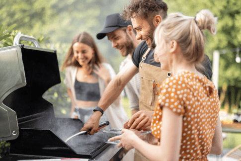 Freunde grillen in einem Garten