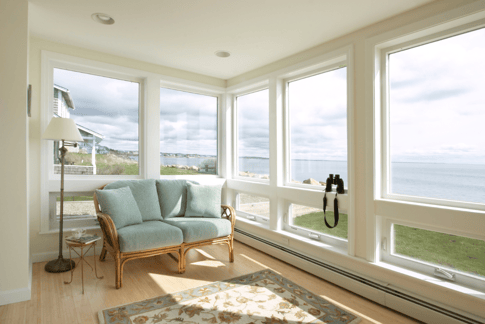 Blick aus einem schönen, hellen Ferienhaus auf den Strand.
