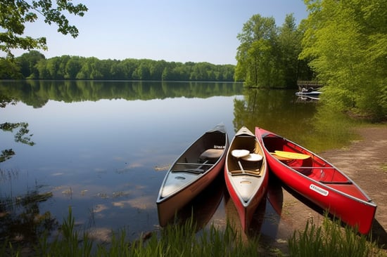 Drei Kajaks in einem See