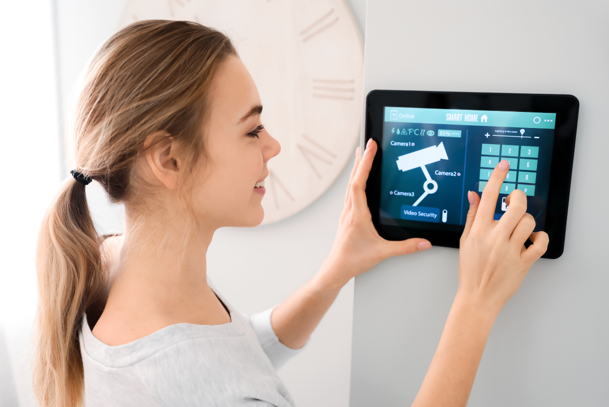 Una giovane donna digita un codice numerico su un tablet.